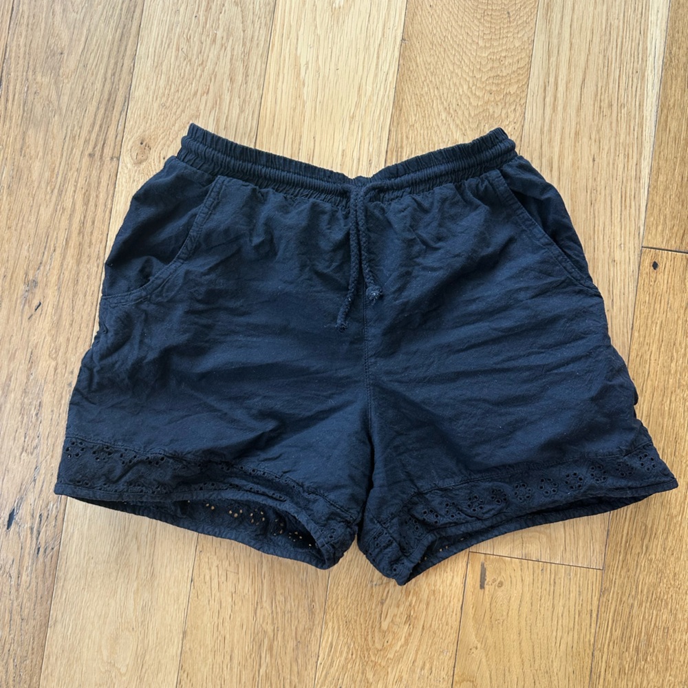 VINTAGE BLACK EYELET TRIM SHORTS 100% cotton size M